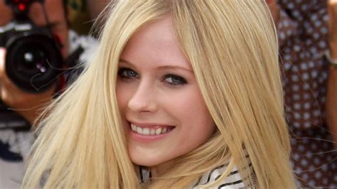 Avril Lavigne Shows Off 17 Carat Diamond Anniversary Ring La Times