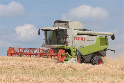 Claas Lexion 550 Combine Harvester Cutting Winter Barley Flickr