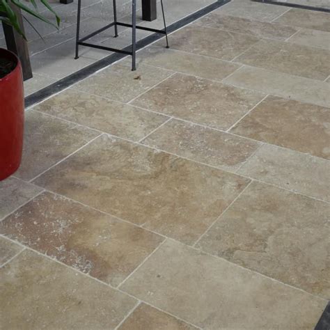 Le carrelage en travertin rustic est une pierre naturelle aux multiples facettes. Carrelage d'intérieur / d'extérieur / de sol / en ...