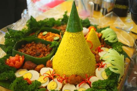 Lawar adalah produk tradisional bali yang terdiri bahan halal jika dalam penggunaannya menyebabkan kemudhararatan, hukumnya menjadi haram. 7 Tempat Makan Halal di Pluit, Ada Nasi Uduk Kiko Sari