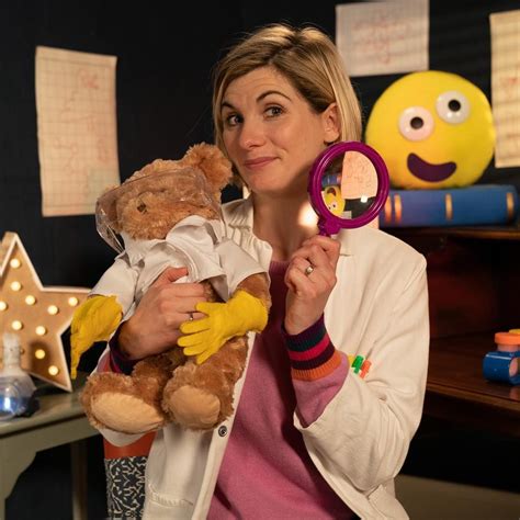 jodie whittaker is reading the cbeebieshq bedtime story on friday 7th december 👩‍⚕️ 📚🔍