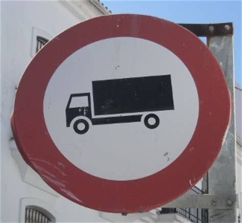 Lions, cheetahs and elephants live in the desert. Spanish no-overtaking roadsigns » Lorry