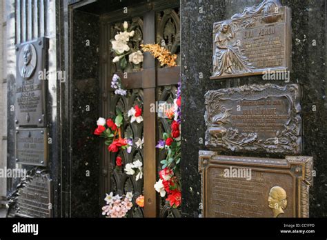 La Tumba De Evita Eva Perón En El Cementerio De La Recoleta En Buenos