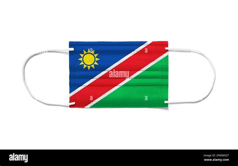 bandera de namibia en una máscara quirúrgica desechable fondo blanco aislado fotografía de