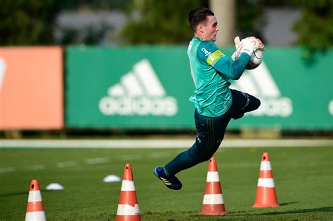 Join the discussion or compare with others! Daniel Fuzato deixa o Palmeiras e novo goleiro treina com ...