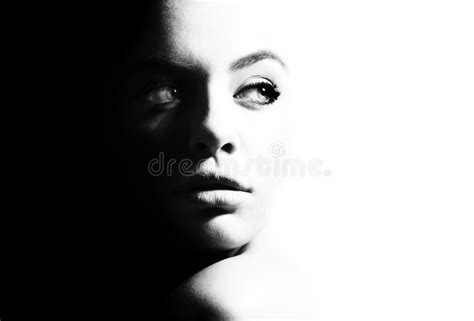 retrato preto e branco do contraste alto de uma menina bonita foto de stock imagem de europeu