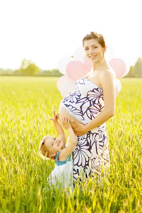 Mamá Embarazada Que Cuida Que Abraza A Sus Hijos Preciosos Imagen De