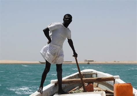 Ataques a pescadores en altamar, la pesca negra de anchoveta, plantas ilegales de harina de pescado y el comercio ilegal de. La fascinante manera en que estos pescadores de Mauritania ...