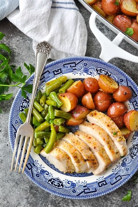 I love chicken, especially when it's baked! Chicken and Potatoes with Green Beans - The Seasoned Mom