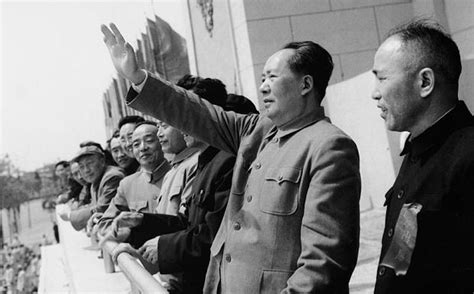 This film shows the rise of chairman mao during the revolution and shows the communist party's struggle and cultural upheaval. Szovjet ügynökök Mao ürülékét túrták, hogy többet tudjanak ...