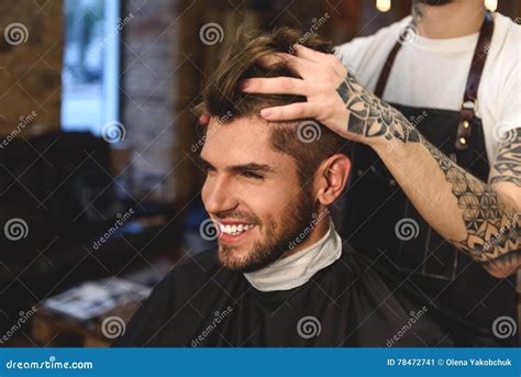 Friseur Der Mit Dem Haar Eines Kunden Spielt Stockbild Bild Von Geschäft Individualität