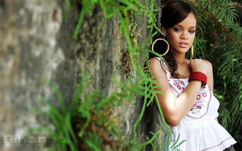 Rihanna Hd Wallpapers Top Free Rihanna Hd Backgrounds Wallpaperaccess