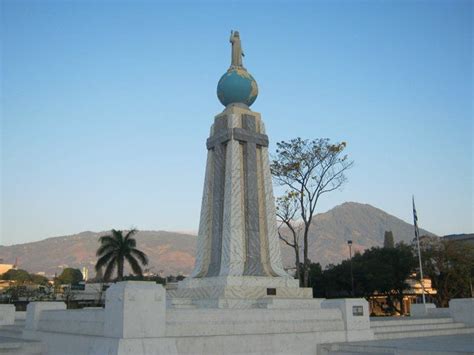 El Monumento Al Divino Salvador Del Mundo Está Localizado En La Ciudad