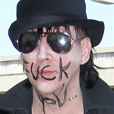 Marilyn Manson Pinta Frase Obscena No Rosto Quem Quem News