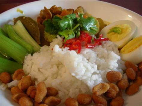 If you live somewhere tropical, you can get a. nasi lemak and curry chicken in America