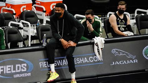 Giannis returns to Bucks after missing 6 games with knee