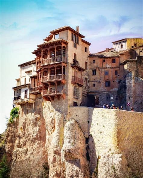 Se denominan así por poseer una parte de ellas en voladizo, o grandes balcones, sobresaliendo en la alta cornisa rocosa de la hoz del río huécar. Un ciudadano de Cuenca gana a Google Maps: corrige 'Casas ...