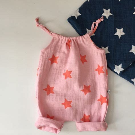 Für jungs bis zu einem gewissen alter auch, sie können damit super krabbeln, auf bäume klettern. Strampler - Sommer Jumpsuite Gr. 50 - 116 STARS Musselin - ein Designerstück von zimtbienchen ...