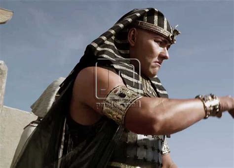 تدور قصة فيلم مش انا، حول حالة نفسية ما تصيب حسن، والذي يجسده الفنان تامر حسني، وتربطه علاقة قوية جدًا بوالدته المريضة وهى الفنانة سوسن بدر، حيث يحرص دائمًا. Exodus:gods and kings.. فيلم الأزمات تكلف 140 مليون دولار ...