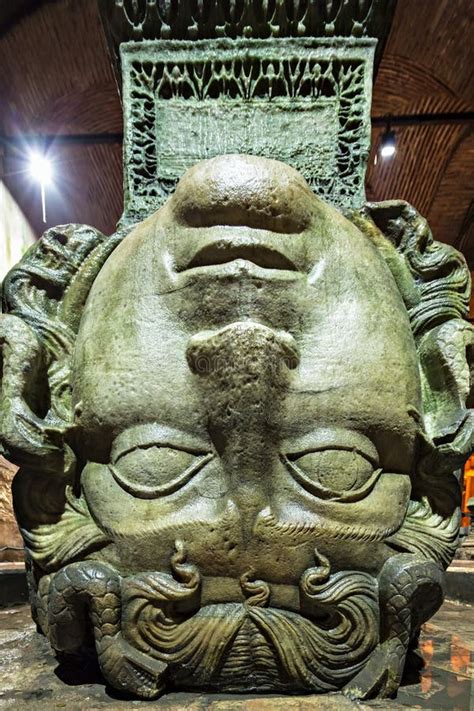 Medusa Haed En La Cisterna De La Basílica Estambul Foto de archivo Imagen de medio oscuro