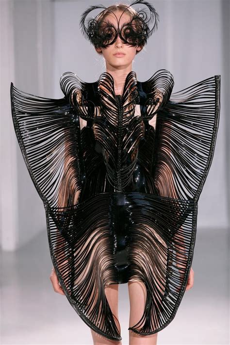 Iris Van Herpen Futuristic Fashion Iris Van Herpen Sculptural Fashion