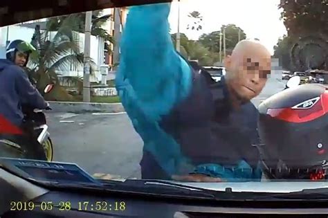 Oleh kerana tidak berpuas hati akibat dihon pemandu sebuah kereta ketika menunggang motosikal, seorang lelaki bertindak kasar apabila memecahkan cermin kereta dengan menghentak helmet ke arah cermin kereta yang menghin dirinya. Polis cari 'abang botak' pembuli jalan - Semasa | mStar