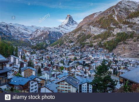 Das Schweizer Dorf Zermatt Im Wallis Im Herbst Bei Sonnenaufgang Mit