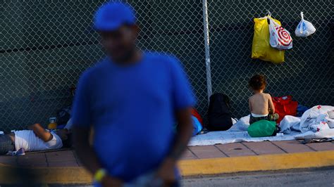 photos show migrants crowding el paso texas streets fox news