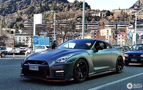 The high performance 2017 nissan gtr with a 2+2 seating arrangement with a seating of four comes in three trims ranging from the premium trim to the plush nismo version. Nissan GT-R 2017 Nismo - 25 February 2017 - Autogespot
