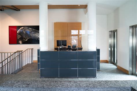 Iconic swiss design since 50 years. USM Haller Empfangstheke mit Schutzaufsatz | Anthrazitgrau ...