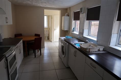 Check spelling or type a new query. 4 bed accommodation in Hull - Ventnor Street - StuRents