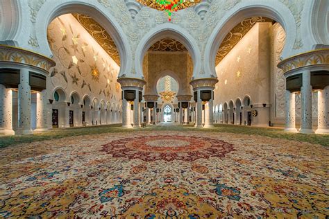 Abu dhabi hotels begeistern mit ihrer mischung aus orientalischer tradition, westlicher moderne und prunkvollen einrichtungen. Sheikh Zayed Grand Mosque