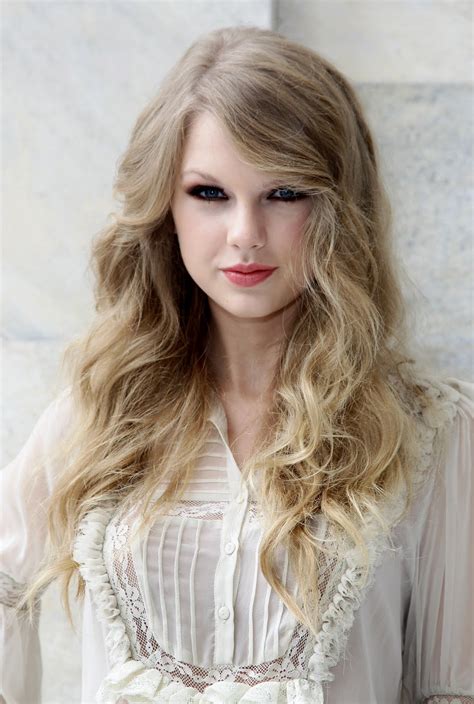Taylor Swift Sophisticated Look Hollywoods Most Beautiful Beauties