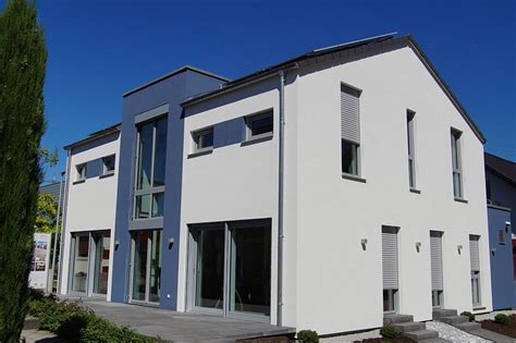 Auf einer farbskala von rot bis grün (bandtacho) kann der interessent ablesen, wie hoch der energiebedarf ist. Das neue OKAL Musterhaus in Offenburg ist ein ...