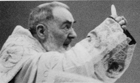 Padre Pio At The Consecration Jesus Passion Catholic Beliefs
