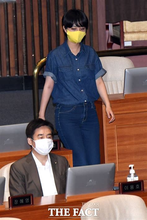 12 진중권 전 교수도 류호정 의정활동에 잘하고 있다라며 호평했다. TF이슈 류호정, 송영길에 "허락 없이 이러시면 안 돼요" 충고 ...