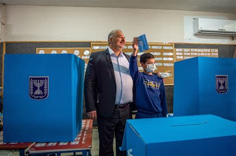 יור רעם, חכ מנסור עבאס, נפגש אחר הצהריים (שני) בכנסת עם בכירת מפלגת ימינה, חכ איילת שקד, במסגרת המגעים להקמת ממשלה. ב"מקור ראשון" יש מי שהחליטו להילחם ברע"מ, ולעזאזל העובדות ...