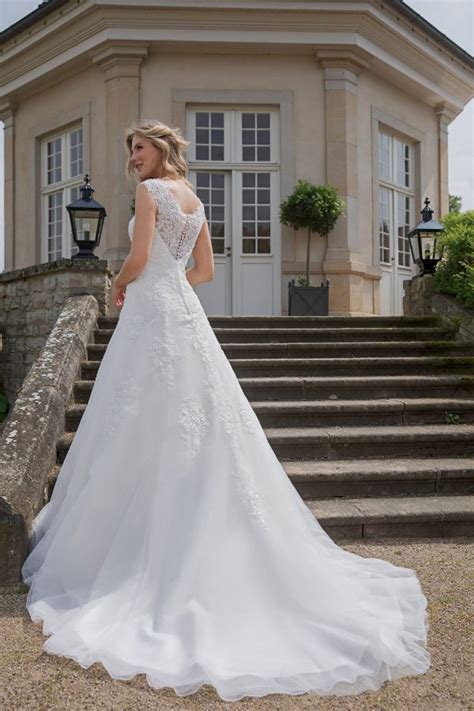 Check spelling or type a new query. Brautkleid Alamea - Avorio Vestito