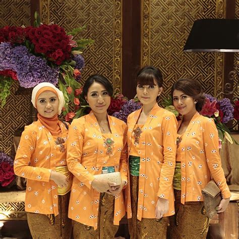 Kain yang jenisnya mori prima, blaco, atau primissima. Kebaya Jumputan Orange Batik - Inspirasi Kebaya Indonesia