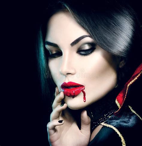 Menina Sexy Do Vampiro Com Sangue Do Gotejamento Em Sua Boca Imagem De Stock Imagem De