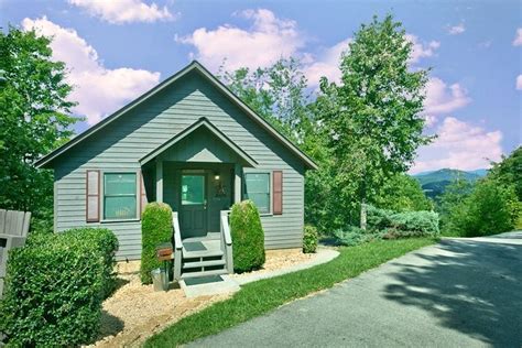 Free wifi, full kitchen, pool tables and hot tubs "Romantic Evenings" Luxury Cabin for Two in the Smokies