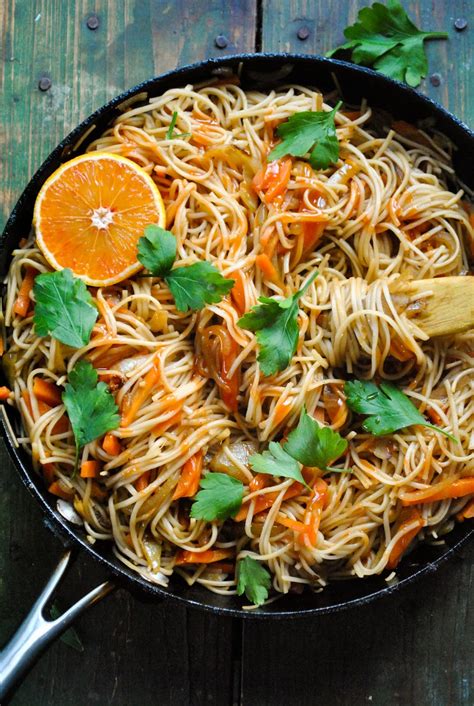 This vegetarian chinese recipe gives you the best fried rice you've ever had that takes just 10 minutes to throw together. 15 delicious vegan recipes for beginners |VeganSandra