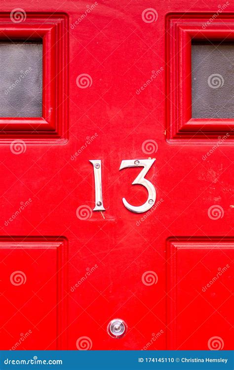 Casa Número 13 Numa Porta Vermelha Da Frente De Madeira Foto De Stock