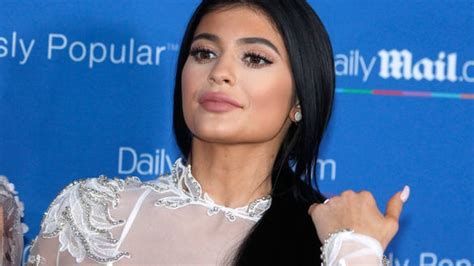 Oops Kylie Jenners Epic Contouring Fail And 4 Other Kardashian Makeup