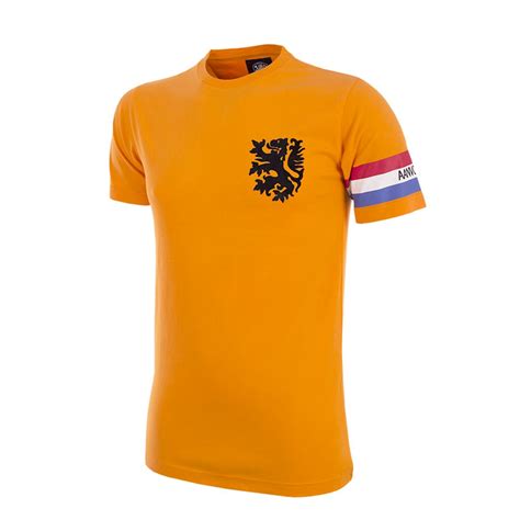Onderaan zit de nike authentic tag. Nederlands Elftal retro shirt Captain - Voetbalshirts.com