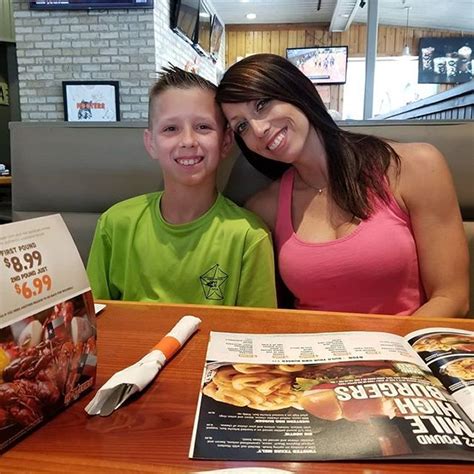 Moms Eat Free At Hooters This Mothers Day Restaurant Magazine