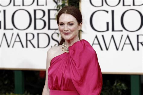 julianne moore set to play sarah palin in hbo film