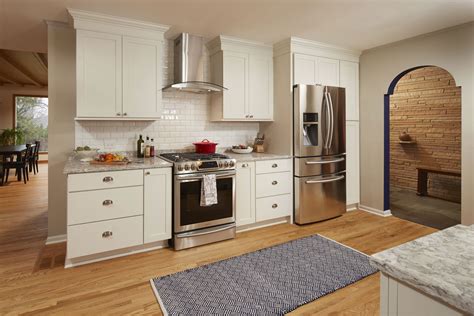 Under mount full extension soft close drawer glides. Timeless White Shaker Kitchen Accented with Rich Painted ...