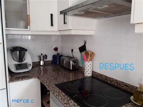 Las baldosas suelen acumular mucha suciedad y no solo en ellas, sino en las juntas que unen unas por ello, te contamos cómo puedes limpiar las baldosas del suelo, así como las de la cocina y baño. DIY Cenefa de baldosas de la cocina pintada en blanco con ...
