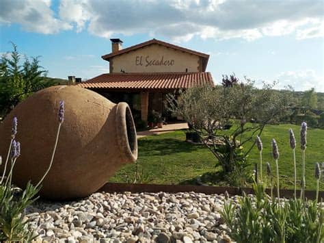 Está próxima al espacio natural de las hoces de vegacervera y a la cueva de valporquero. Jardín - El Secadero Casa Rural